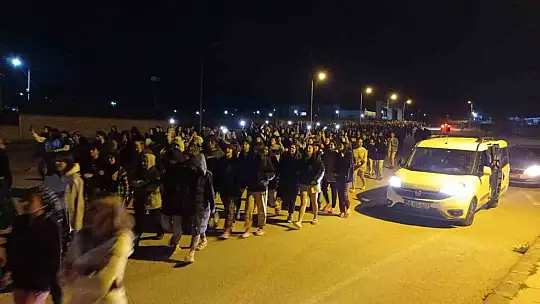 Sivas'ta yurt asansörünün bozulmasına öğrencilerden tepki