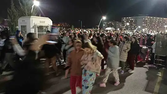 Sivas'ta yurt asansörünün bozulmasına öğrencilerden tepki