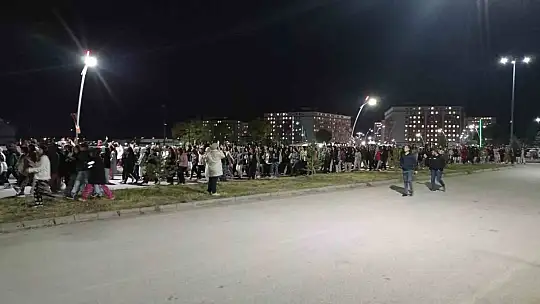 Sivas'ta yurt asansörünün bozulmasına öğrencilerden tepki