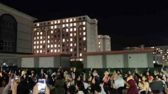 Sivas'ta yurt asansörünün bozulmasına öğrencilerden tepki