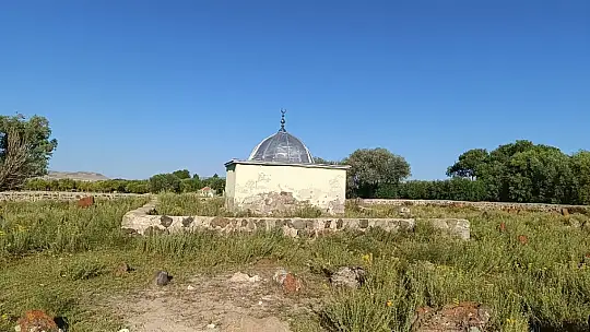 'Allah dostu' Nebi dede ziyaretçilerini ağırlıyor