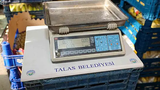 Pazardaki esnafa hediye edildi