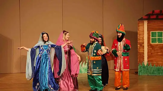 Talas'ta Hacivat-Karagöz sahne aldı...