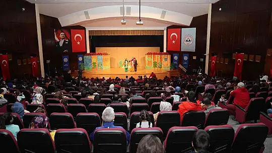 Talas'ta Hacivat-Karagöz sahne aldı...
