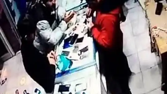 Teknik serviste panik anları: Telefon bataryasının patlama anı kamerada