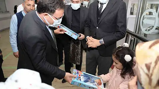 Vali Çiçek'ten kazada yaralanan vatandaşlara ziyaret
