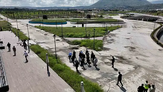 Vali ve Başkan'dan bahçede inceleme...