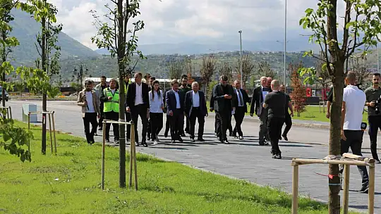 Vali ve Başkan'dan bahçede inceleme...