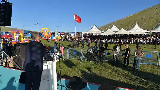 Vali Çiçek ve Başkan Büyükkılıç Akkışla yoğurt şenliğinde vatandaşla bir araya geldi!