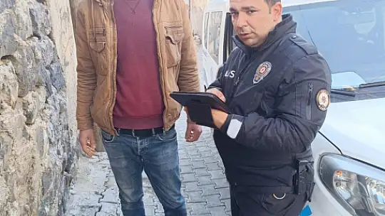 Afganistan uyruklu şahsı para karşılığı Kayseri'ye getirmiş...