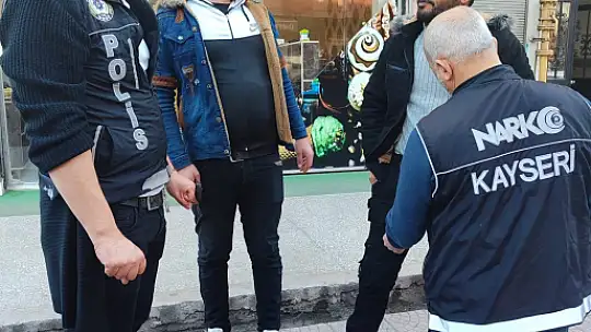 Afganistan uyruklu şahsı para karşılığı Kayseri'ye getirmiş...