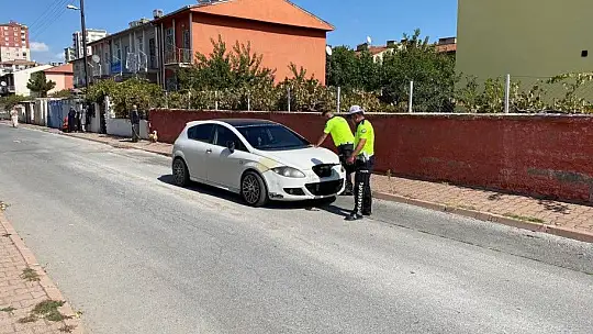Yakalanacaklarını anladılar, aracı bırakıp kaçtılar