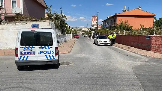 Yakalanacaklarını anladılar, aracı bırakıp kaçtılar