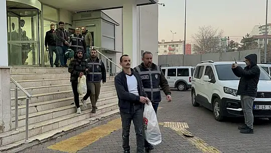 Biri isim taktı, diğeri tükürdü!