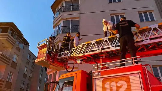 Yangında mahsur kalan vatandaşları itfaiye ekipleri kurtardı