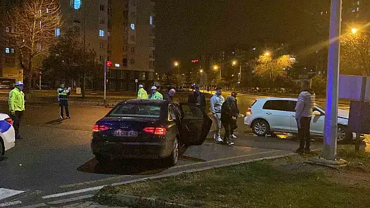 Yeni aldığı otomobiliyle kaza geçirdi