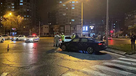 Yeni aldığı otomobiliyle kaza geçirdi