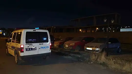 Park halindeki araçlar zarar gördü