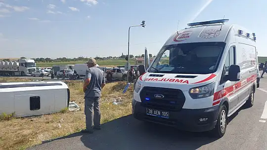 Yolcu minibüsü ile kamyon çarpıştı: 12 yaralı