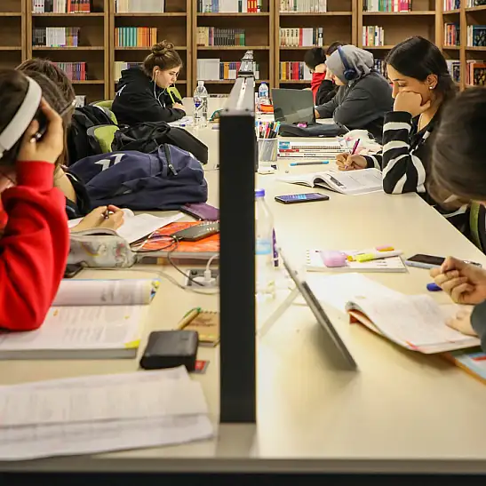 7/24 Kütüphane dolup taşıyor