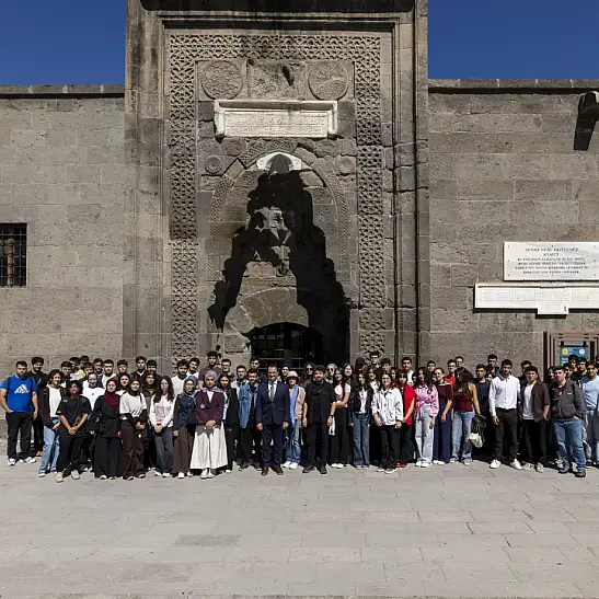 800 yıllık şifahanede ilk ders: Genç hekim adayları tarihle buluştu!