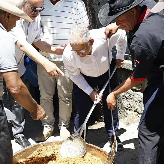 Başkan Büyükkılıç kazan başında! Ücretsiz dağıtıldı
