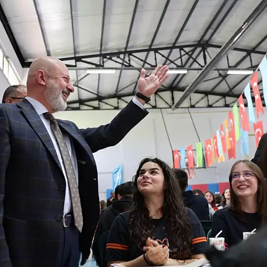 Başkan Çolakbayrakdar’dan liselilere ziyaret: Kocaburger ikramı!