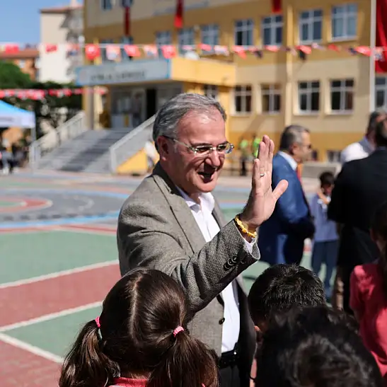 Başkan Özdoğan okul ziyaretinde öğrencilerle bir araya geldi