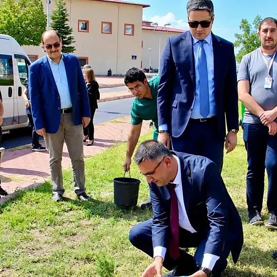 Hastane çalışanları bu kez fidanlar için bir araya geldi