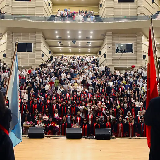 ERÜ Eğitim Fakültesi mezuniyet töreninde mezuniyet coşkusu