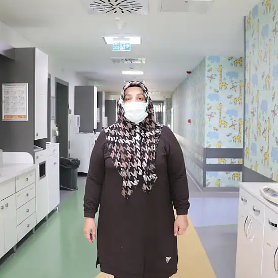 Evladının gülüşü için dış dünyayı unutan fedakar anne