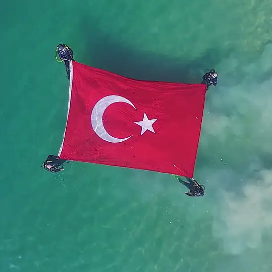 Kayseri’de Cumhuriyet için anlamlı etkinlik: Bayrak 3425 metreye taşındı
