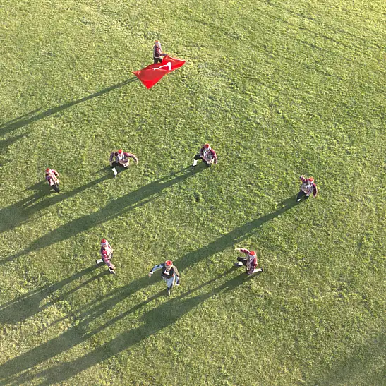 Kayseri'de efe kıyafetleriyle gökyüzüne çıktılar!