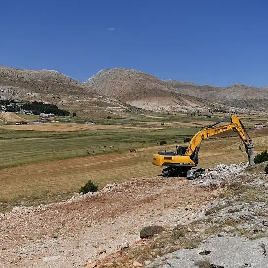 Kayseri’de zorlu arazi aşılıyor: 8 kilometrelik yol için büyük çalışma başladı!