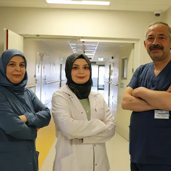 Kayseri'den mezun olan eczacı anne ve babası ile aynı hastanede çalışıyor!