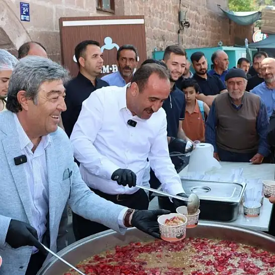 Kayserili vekil kazan başına geçti: Vatandaşlara aşure ikram etti