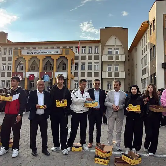 Liseliler arkadaşlarını böyle karşıladı