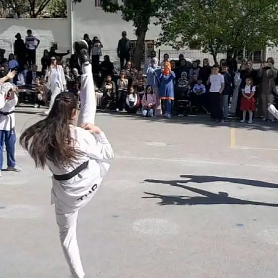 Kayseri'deki o okulda kartal dansı!
