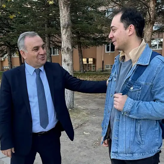 Rektör Altun kampüste öğrenciler ve esnafla bir araya geldi