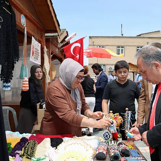 Talas maharetli eller ile yaza merhaba diyor