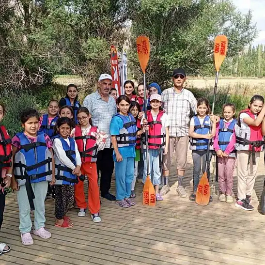 Kuran kursu öğrencilerine kano sürprizi