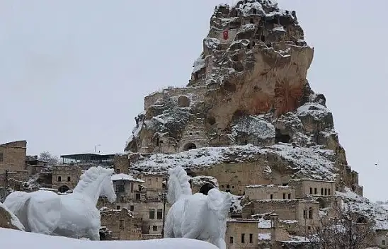 Kapadokya'da mevsimsel farklılık aynı noktadan çekilen fotoğrafa yansıdı