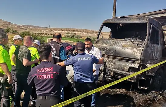 Otomobilde yanarak can verdiler