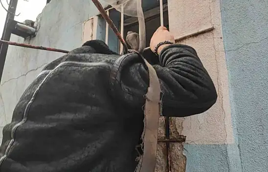 Film gibi hırsızlık: Küçük pencereden girip telefonları çaldı