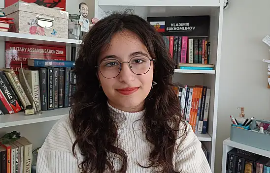 11 yaşında yazmaya başladı, 17'sinde ilk romanını tamamladı