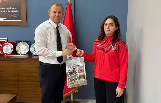 187 kiloyla Kayseri'yi gururlandıran Yağmur'a Kaymakam tebriği
