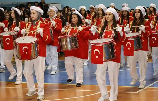 29 Ekim coşkusu öğrencilerin gösterileriyle renklendi