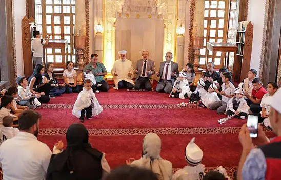 500 yıllık vasiyet gerçek oldu: Onlarca çocuğa unutulmaz şölen