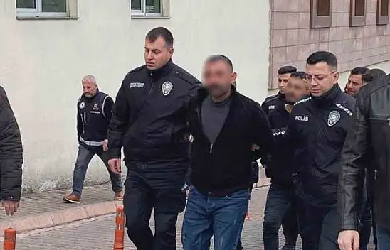 80 metrekare bir evde tıkış tıkış oturuyorum. Böyle örgüt lideri mi olur?