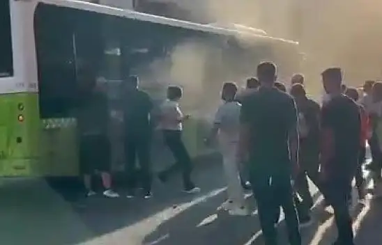 Adana'da belediye otobüsü yandı!